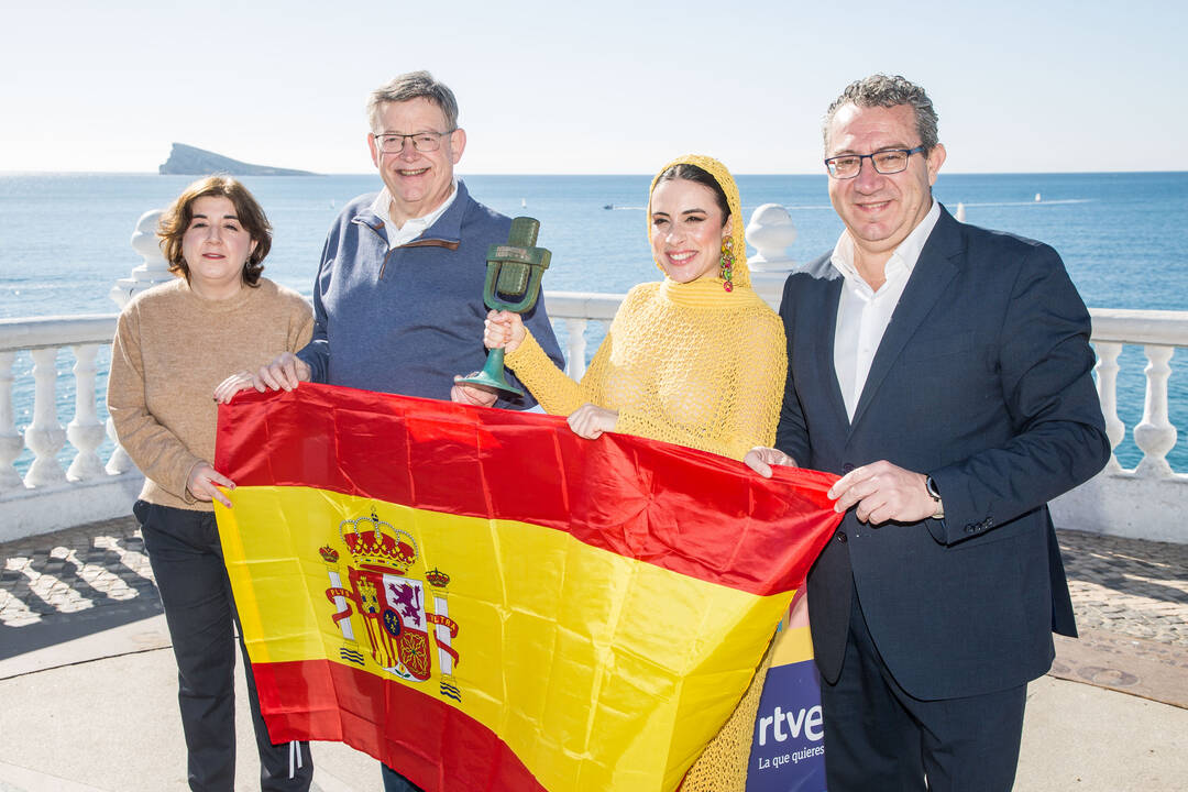 La vencedora del Benidorm Fest, Blanca Paloma; posa junto al presidente de la Generalitat Valenciana, Ximo Puig; al alcalde de Benidorm, Toni Pérez; y la consejera de TVE, Concepción Cascajosa. 