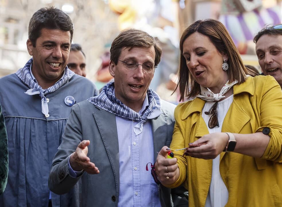 El alcalde de Madrid, José Luis Martínez-Almeida, enciende un petardo junto a la nueva alcaldesa de Valencia, María José Catalá - EUROPA PRESS