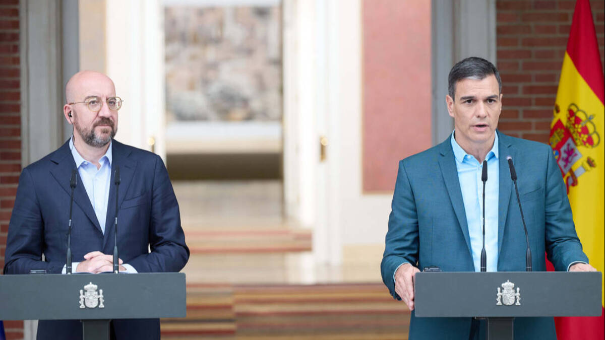 El presidente del Gobierno, Pedro Sánchez (d), y el presidente del Consejo Europeo, Charles Michel.