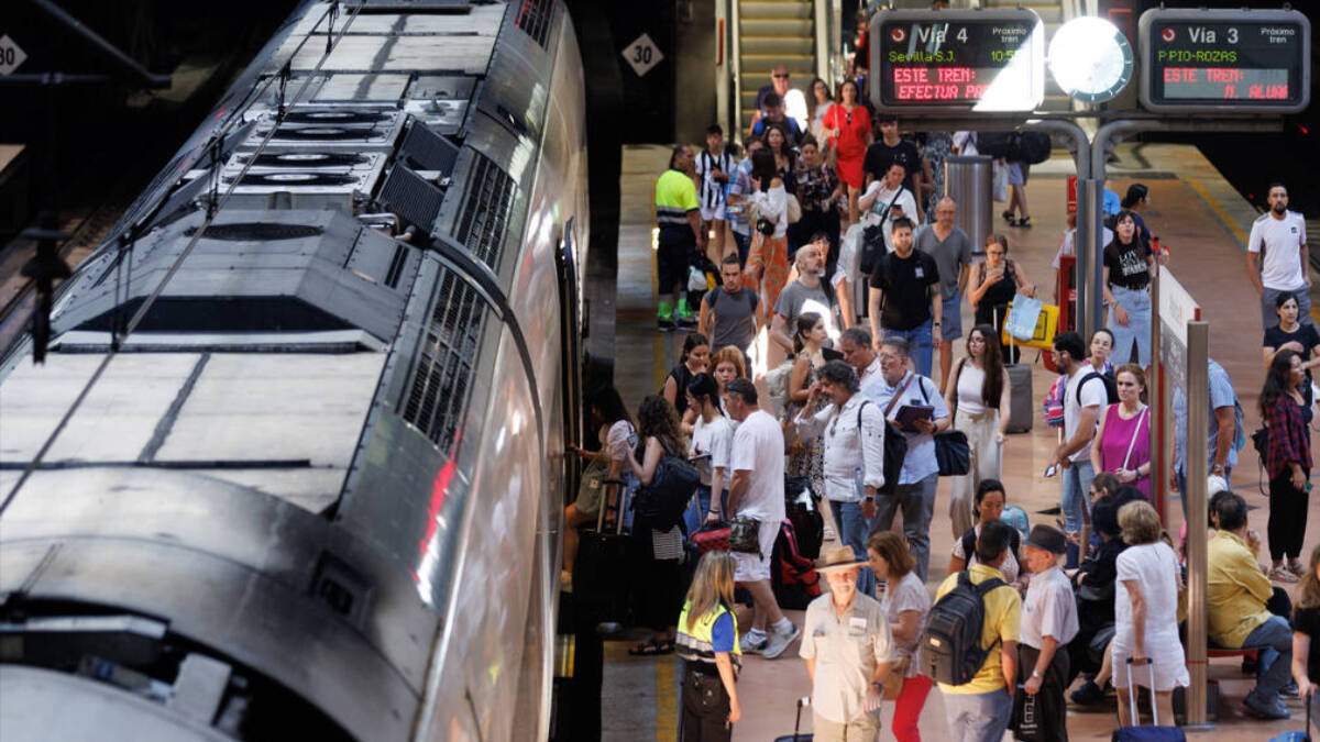 Varios viajeros en el andén de Renfe de la estación de Atocha-Almudena Grandes, a 30 de junio de 2023, en Madrid.