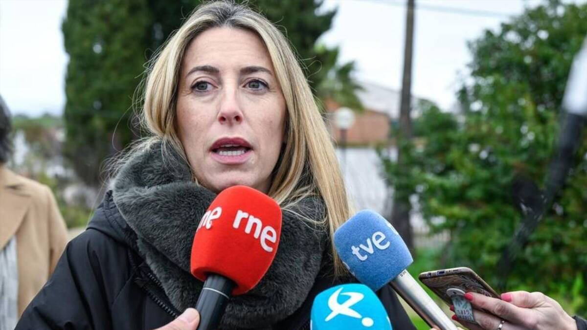 María Guardiola, candidata del PP en Extremadura, durante unas declaraciones con los micrófonos de RNE y TVE.