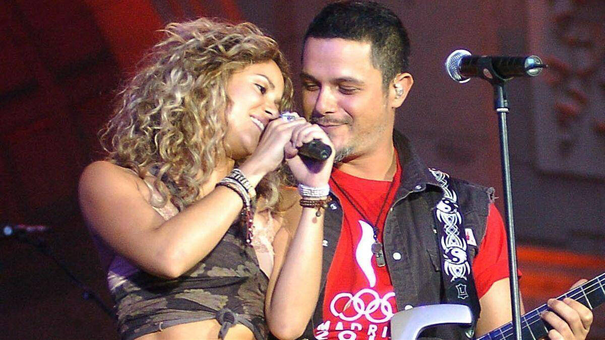 Shakira y Alejandro Sanz, durante un concierto.