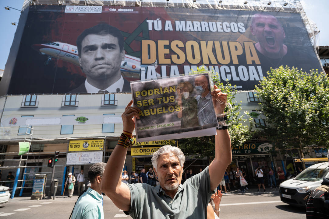 Un hombre sujeta una pancarta el día en el que la plataforma Desokupa ha desplegado una lona en Atocha contra el presidente del Gobierno, a 3 de julio de 2023, en Madrid