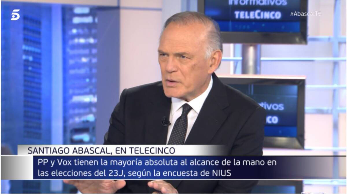 Pedro Piqueras durante su entrevista a Santiago Abascal en Telecinco.