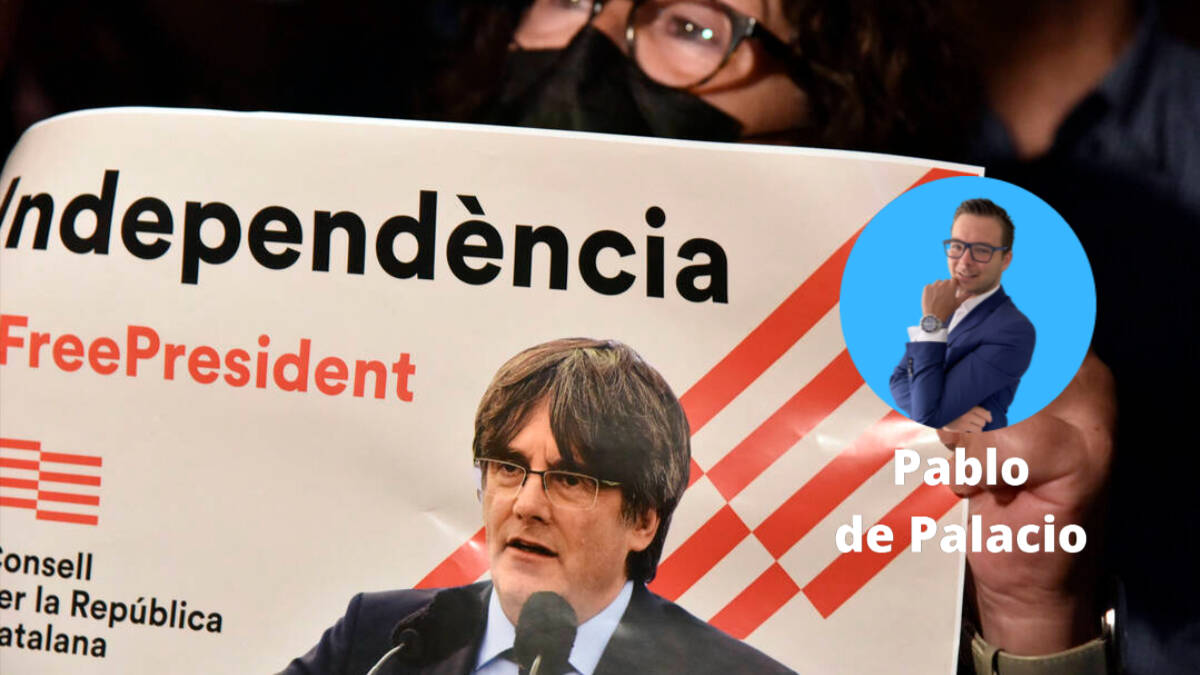 Una mujer sostiene una pancarta durante una concentración en apoyo al vicepresidente de la Generalitat, Carles Puigdemont.