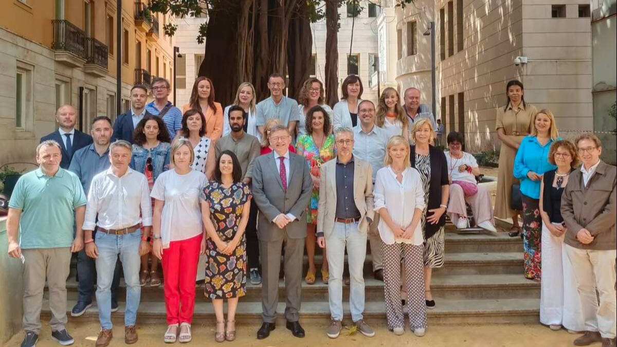 Foto de familia del Grupo Parlamentario PSPV-PSOE en Las Cortes Valencianas / Sonia García - ESdiario