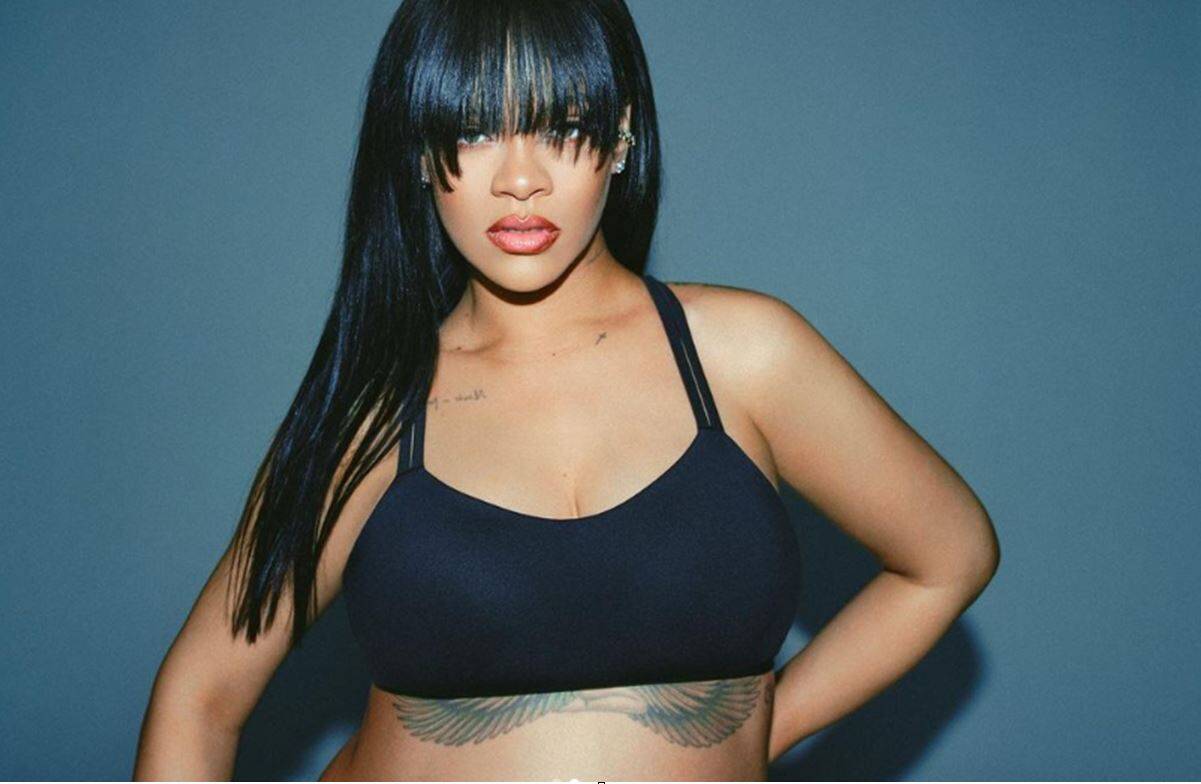 Rihanna embarazada posa con ropa de Savage X Fenty.