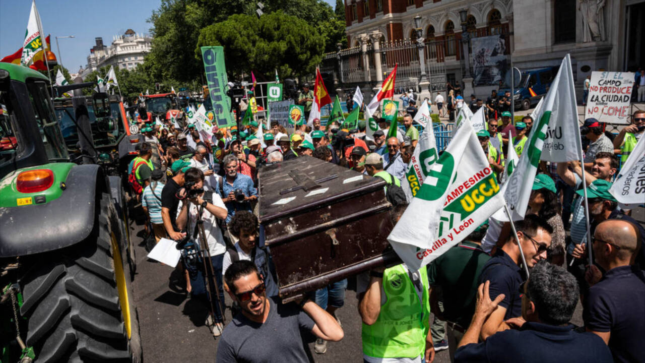 Protesta de organizaciones agrarias simulando el entierro del sector por los altos costes de producción en Córdoba.