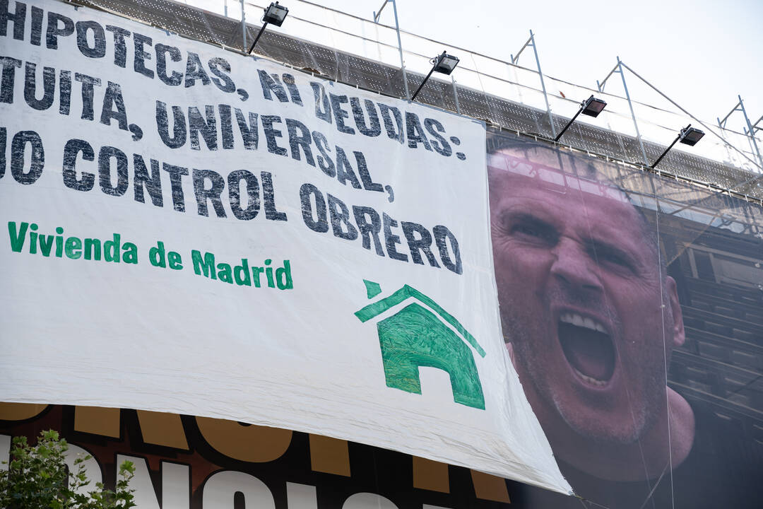La lona de Desokupa en Madrid tras ser tapada por activistas.