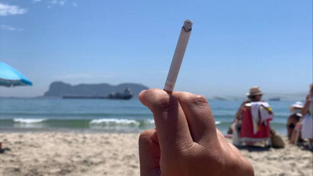 Una fumadora en la playa.