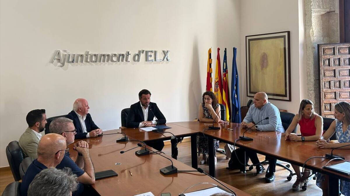El alcalde de Elche Pablo Ruz reunido con los sindicatos CCOO Y UGT y la Confederación Empresarial de Alicante - AYUNTAMIENTO DE ELCHE