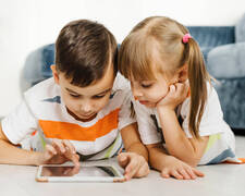 En verano conviene restringir el uso de smartphones a los niños 