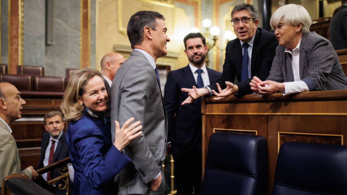 Pedro Sánchez junto a Nadia Calviño y Patxi López en el Congreso.