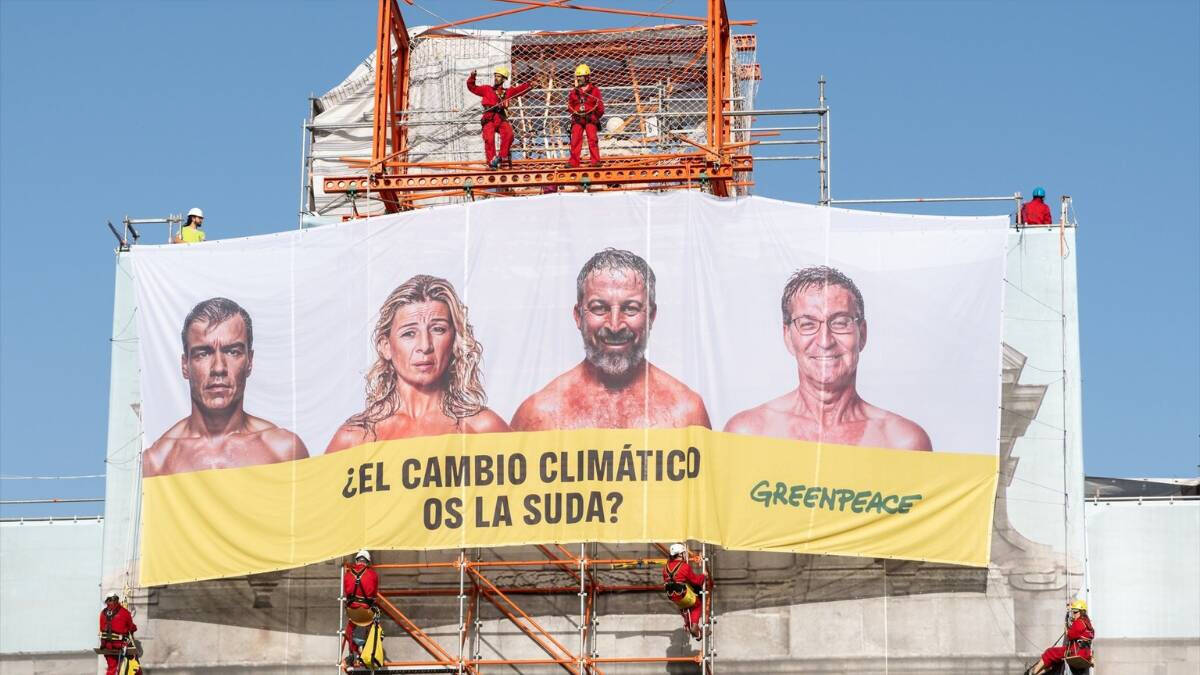 Imagen de la lona contra el cambio climático que Greenpeace ha colgado en la Puerta de Alcalá.