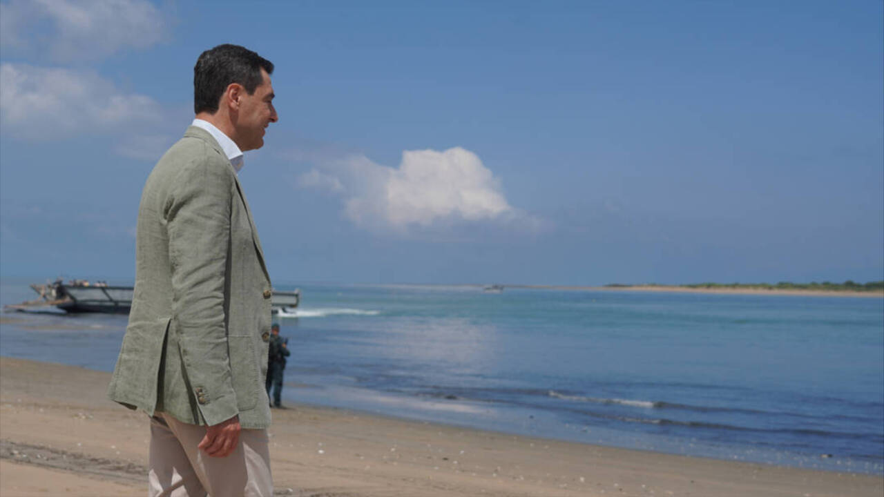 El presidente de la Junta de Andalucía, Juanma Moreno, en la desembocadura del Guadalquivir mira a Doñana.