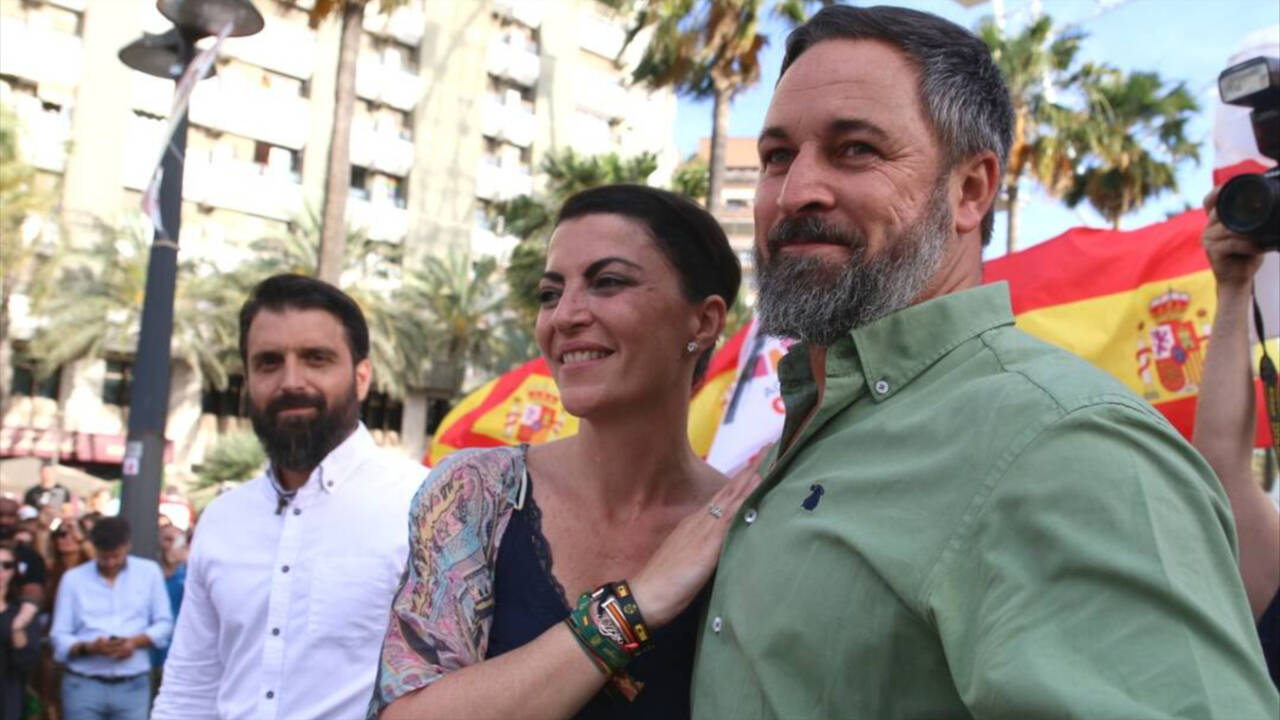 El líder de Vox, Santiago Abascal, junto a la ex del partido, Macarena Olona, hace poco más de un año haciendo campaña en Andalucía.