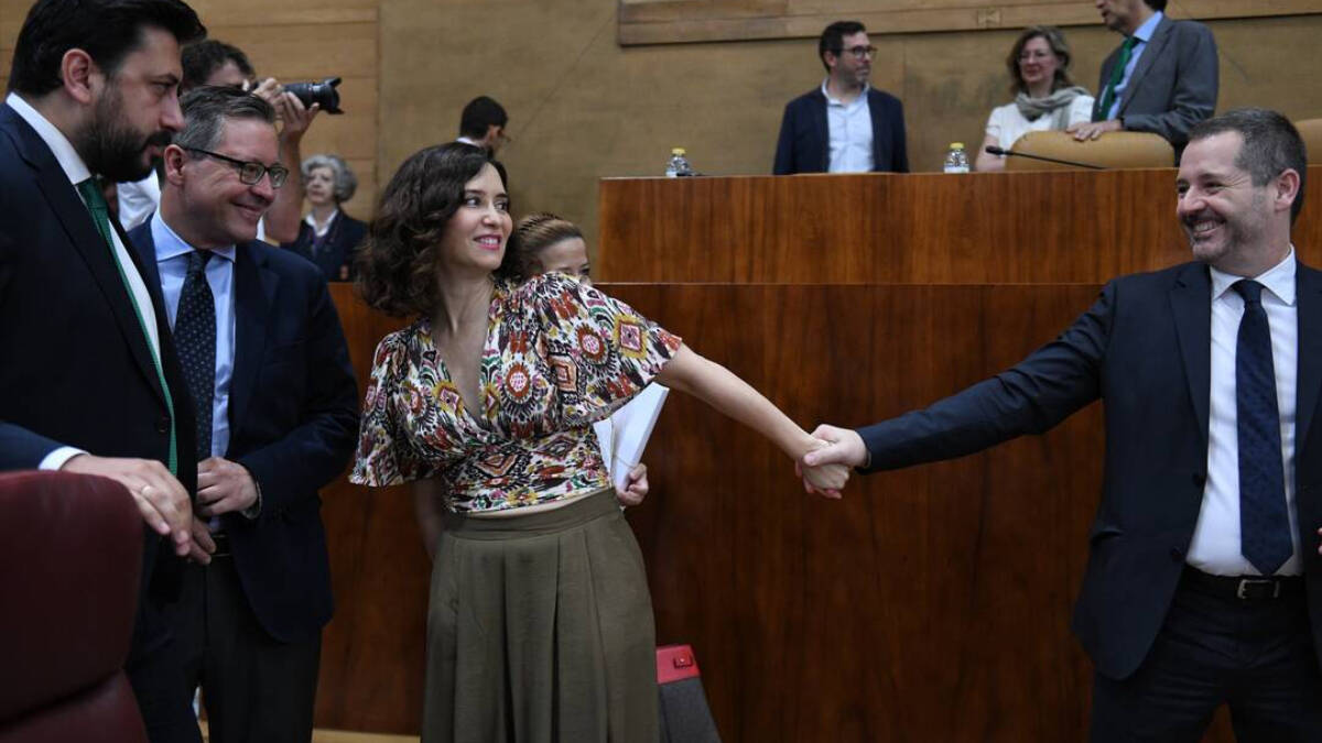 La presidenta de la Comunidad de Madrid, Isbel Díaz Ayuso, recibe el cariño de sus compañeros a su llegada a la Asamblea.