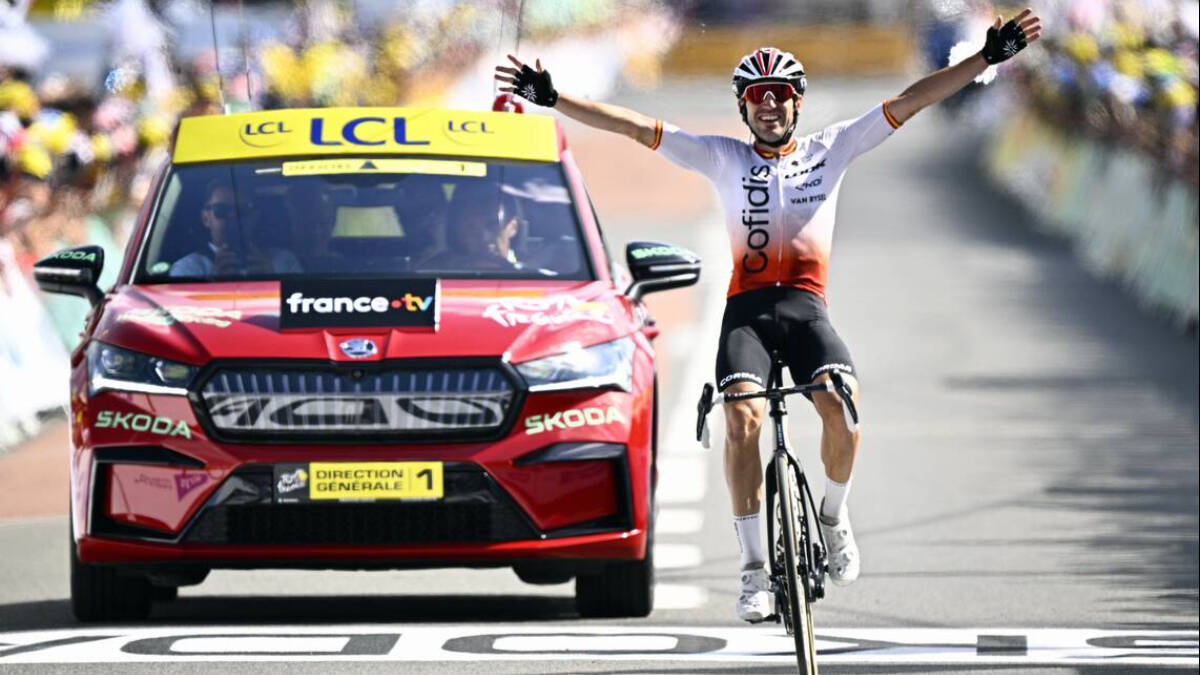 Ion Izaguirre, celebrando su victoria en la duodécima etapa del Tour de Francia. 