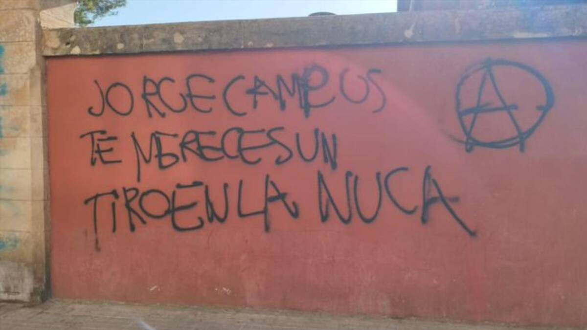 Pintada contra el cabeza de lista de Vox en Baleares, Jorge Campos, amenazándole de muerte.