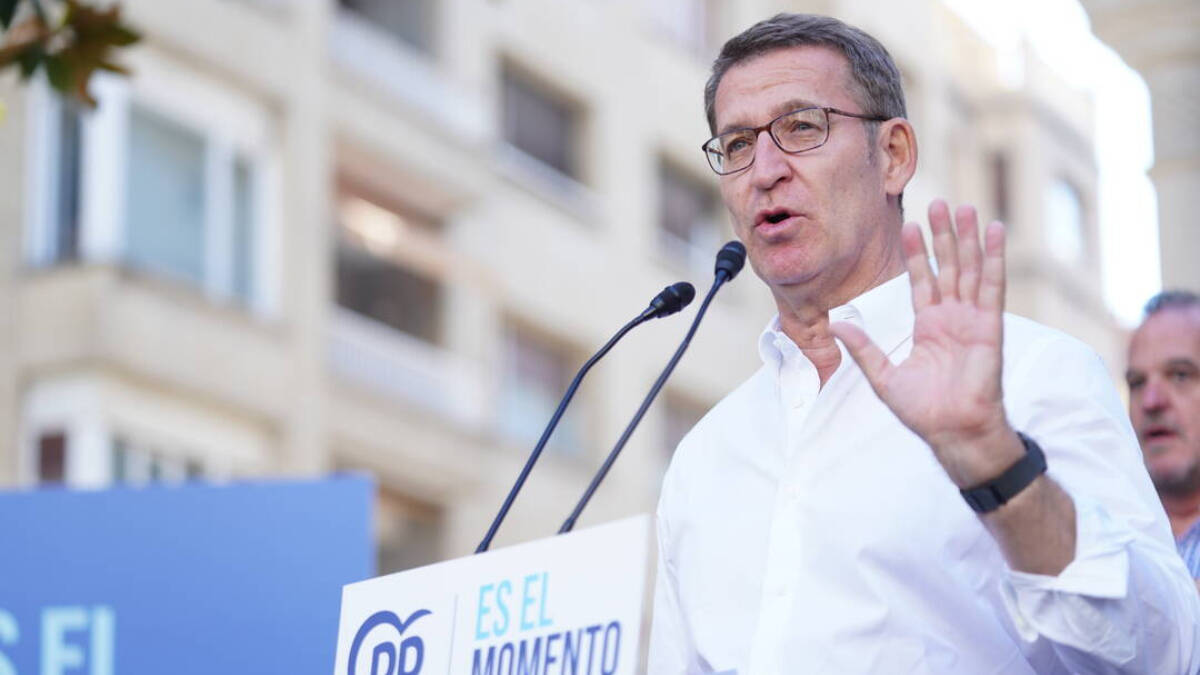 El líder nacional del Partido Popular y candidato a la presidencia del Gobierno, Alberto Núñez Feijóo, durante un acto de campaña en Vitoria Gasteiz.