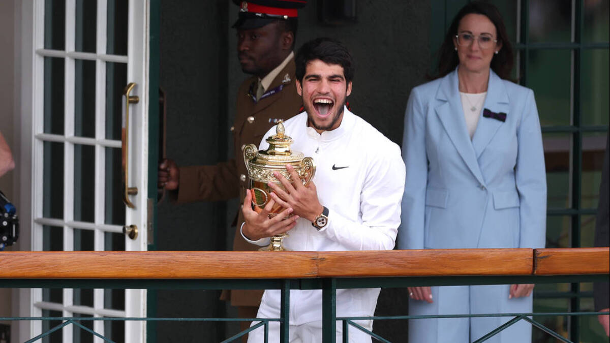 Alcaraz enseña el trofeo de Wimbledon a los londinenses que se acercaron al mítico club. 