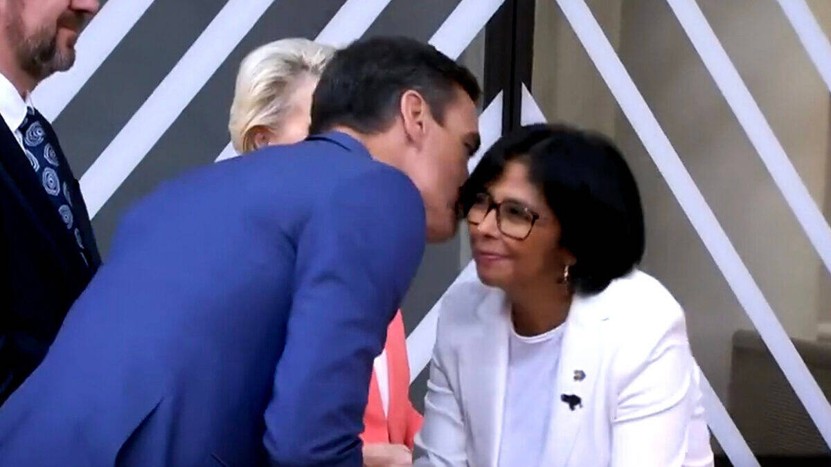 Pedro Sánchez besa a Delcy Rodríguez