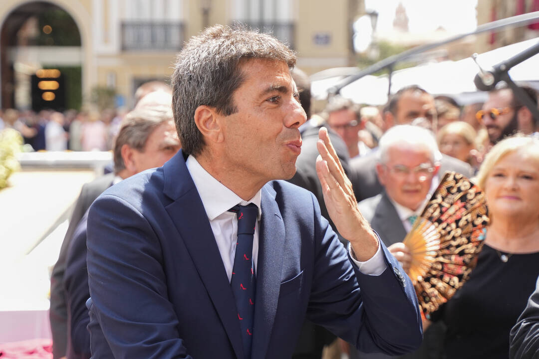 El nuevo presidente de la Generalitat valenciana, Carlos Mazón, lanza un beso tras el traspaso de poderes en el Palau de la Generalitat