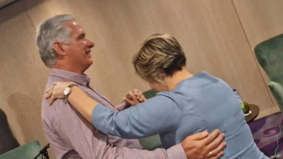 El dictador cubano Miguel Díaz-Canel baila con su mujer Lis Cuesta en Bruselas.