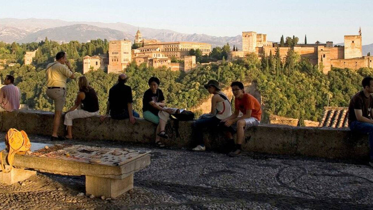 Mirador de San Nicolás en Granada, con vistas a la Alhambra y Sierra Nevada.