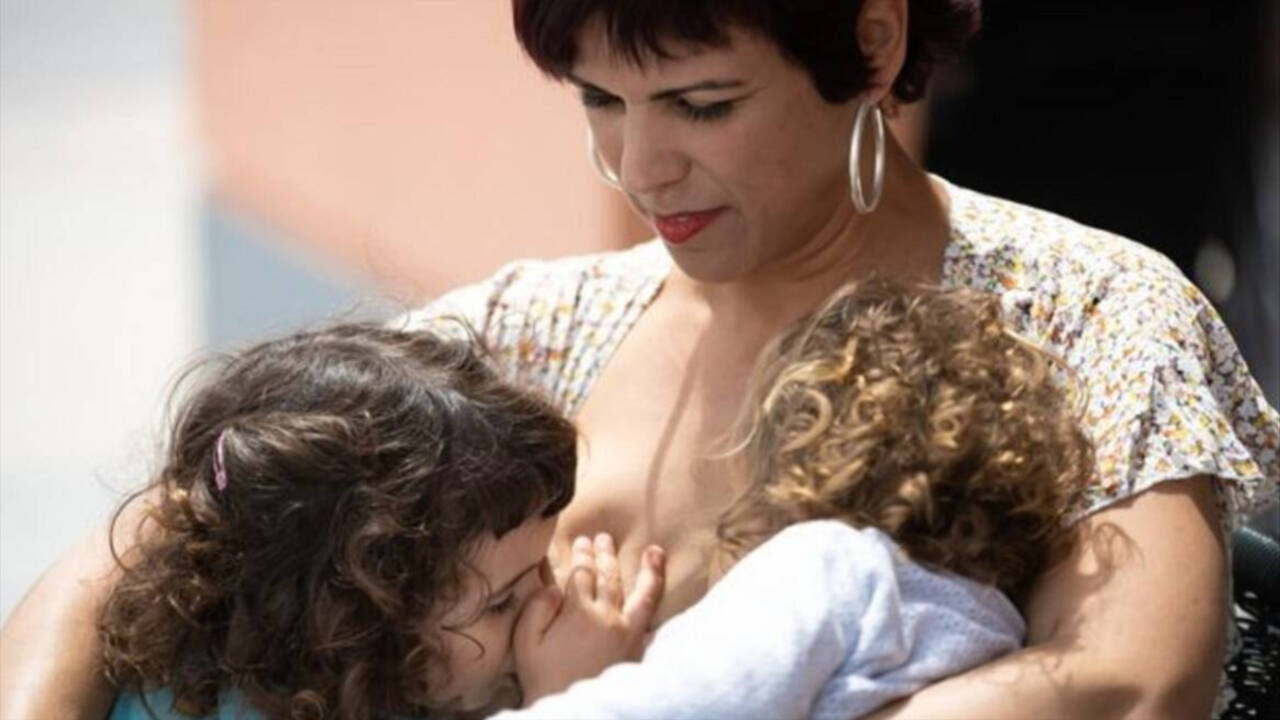 La líder de Adelante Andalucía, Teresa Rodríguez, ha compartido esta imagen con sus hijas.