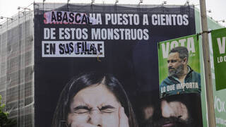 Sabotean la lona gigante de Vox contra Sánchez y la ley del sí es sí en Madrid
