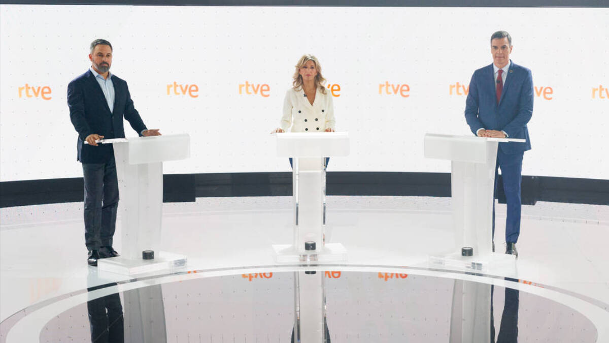 Santiago Abascal (Vox), Yolanda Díaz (Sumar) y Pedro Sánchez (PSOE), momentos antes de iniciar el debate en TVE.
