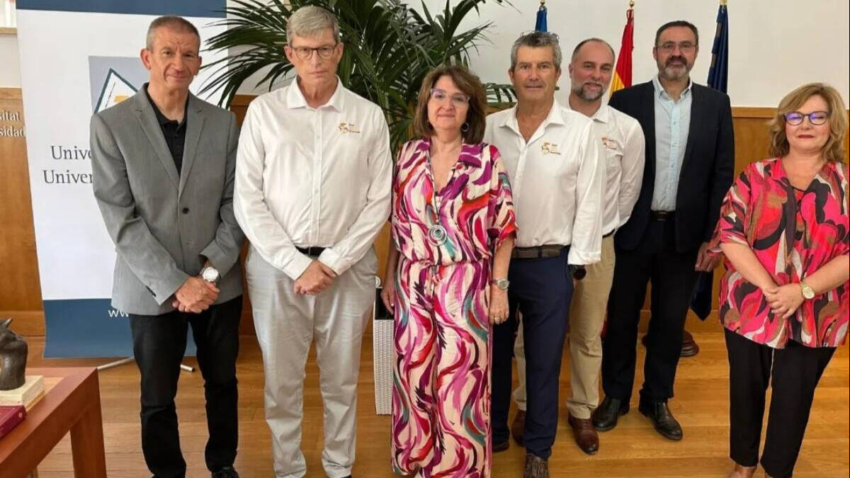 Firma del convenio entre la Universidad de Alicante y la Real Liga Naval Española