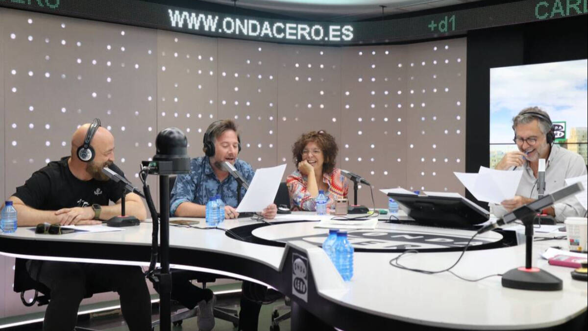 Carlos Latre, en el estudio de Onda Cero, junto a Alsina y otros colaboradores.
