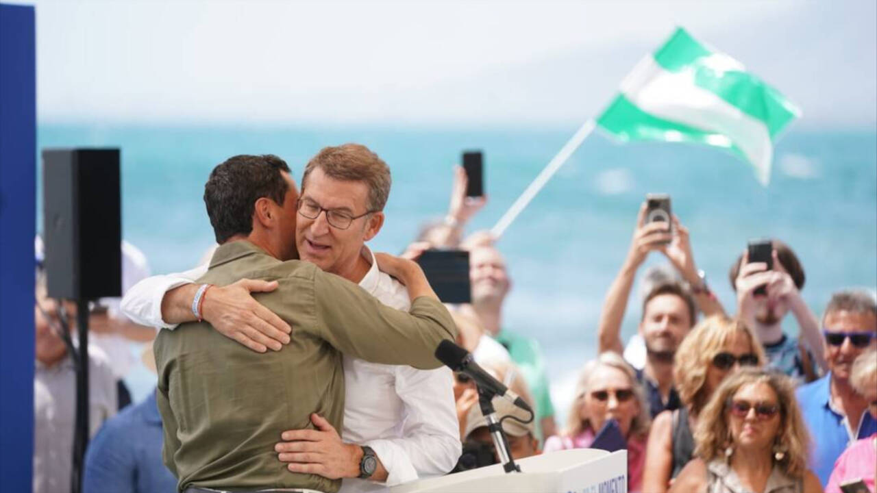 El presidente del PP y candidato a la presidencia del Gobierno, Alberto Núñez Feijóo, abraza al líder andaluz Juanma Moreno, este viernes en Málaga.