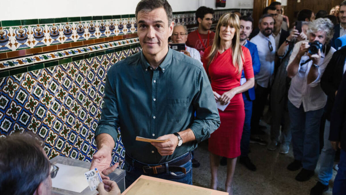 Pedro Sánchez vota entre gritos de apoyo y ataques el 23J
