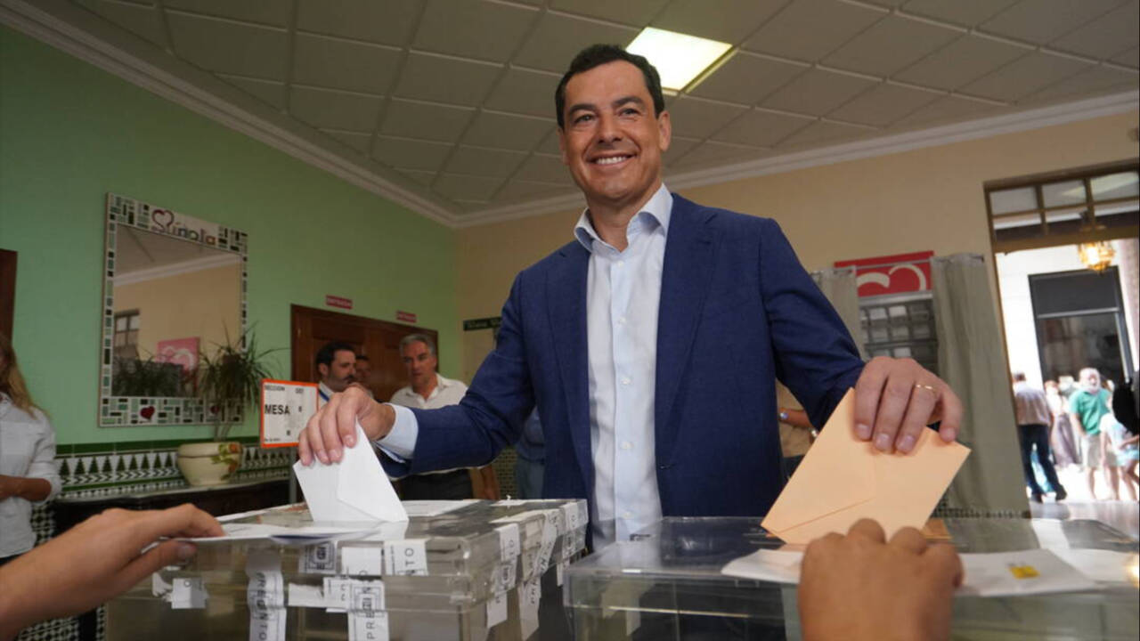 El presidente de la Junta de Andalucía, Juanma Morneo (PP), acude a votar en Málaga.