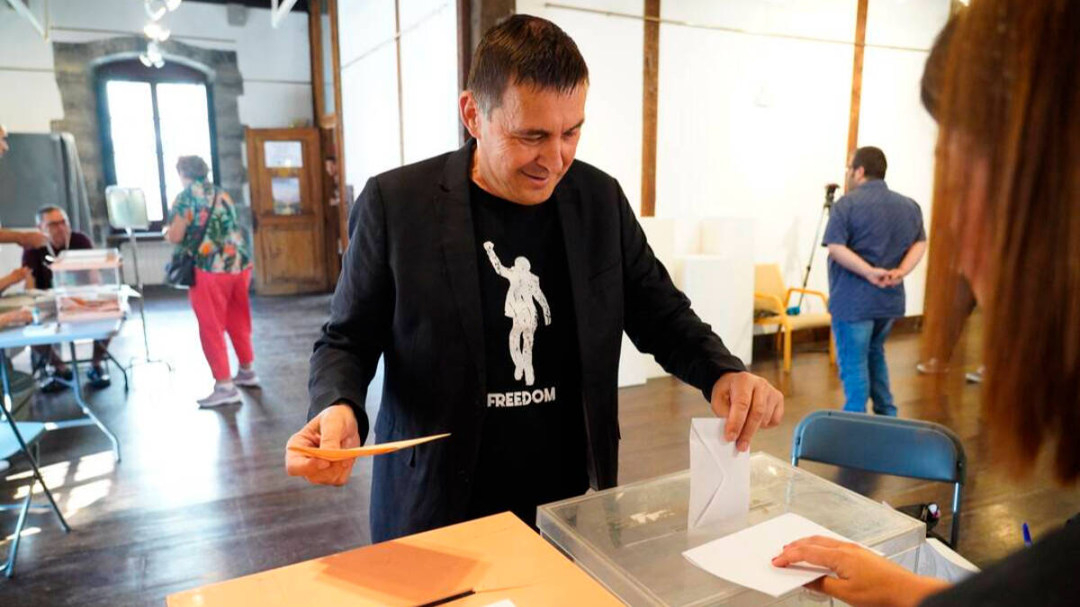 El líder de EH Bildu, Arnaldo Otegi, vota el 23J con una camiseta pidiendo 'Libertad'.