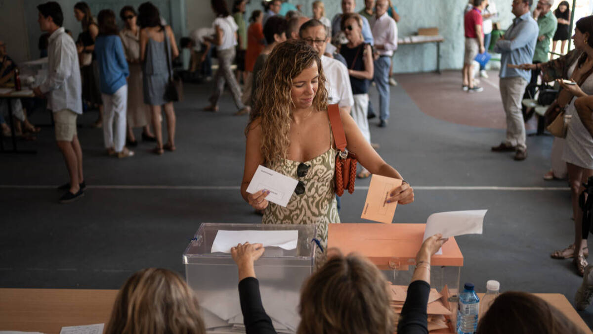 Una mujer ejerce su derecho a voto durante las elecciones generales, en el Colegio Ramiro de Maeztu de Madrid.