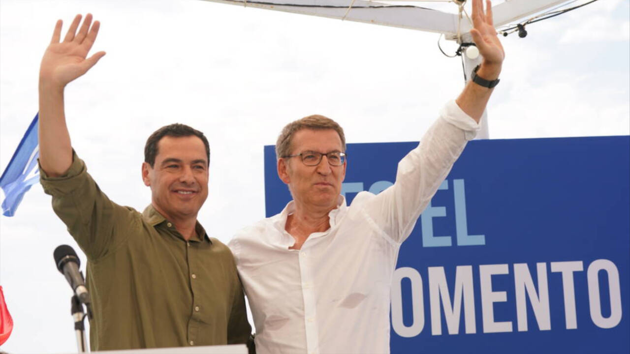 El candidato a la presidencia del PP, Alberto Núñez Feijóo, con el presidente andaluz, Juanma Moreno, en el cierre de campaña en Málaga.