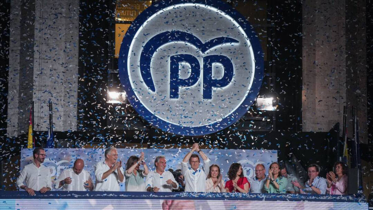 El presidente del Partido Popular y candidato a la Presidencia del Gobierno, Alberto Núñez Feijóo, rodeado de los suyos