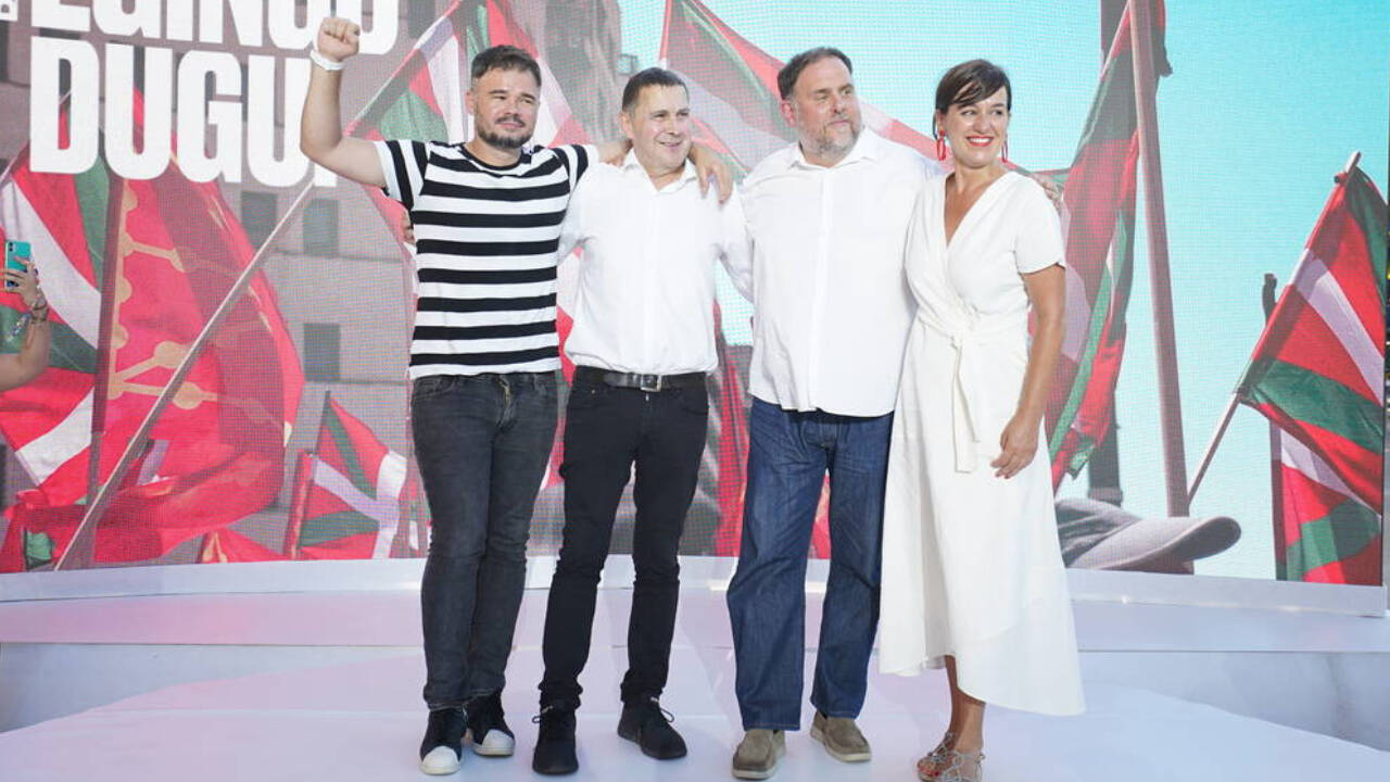 Gabriel Rufián y Oriol Junqueras (ERC) posan junto a Arnaldo Otegi y Jasone Agirre (EH Bildu) en un acto conjunto de ambos partidos en Durango el pasad0 10 de julio
