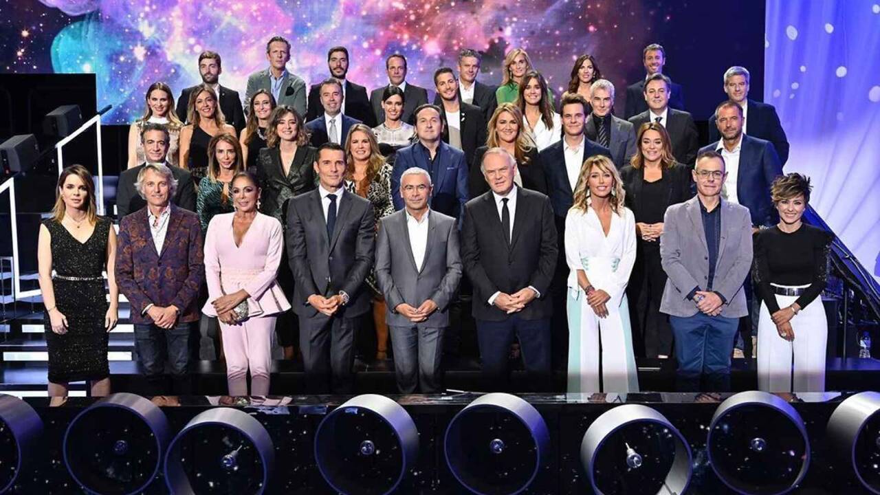 Imagen de familia de los presentadores de Mediaset.