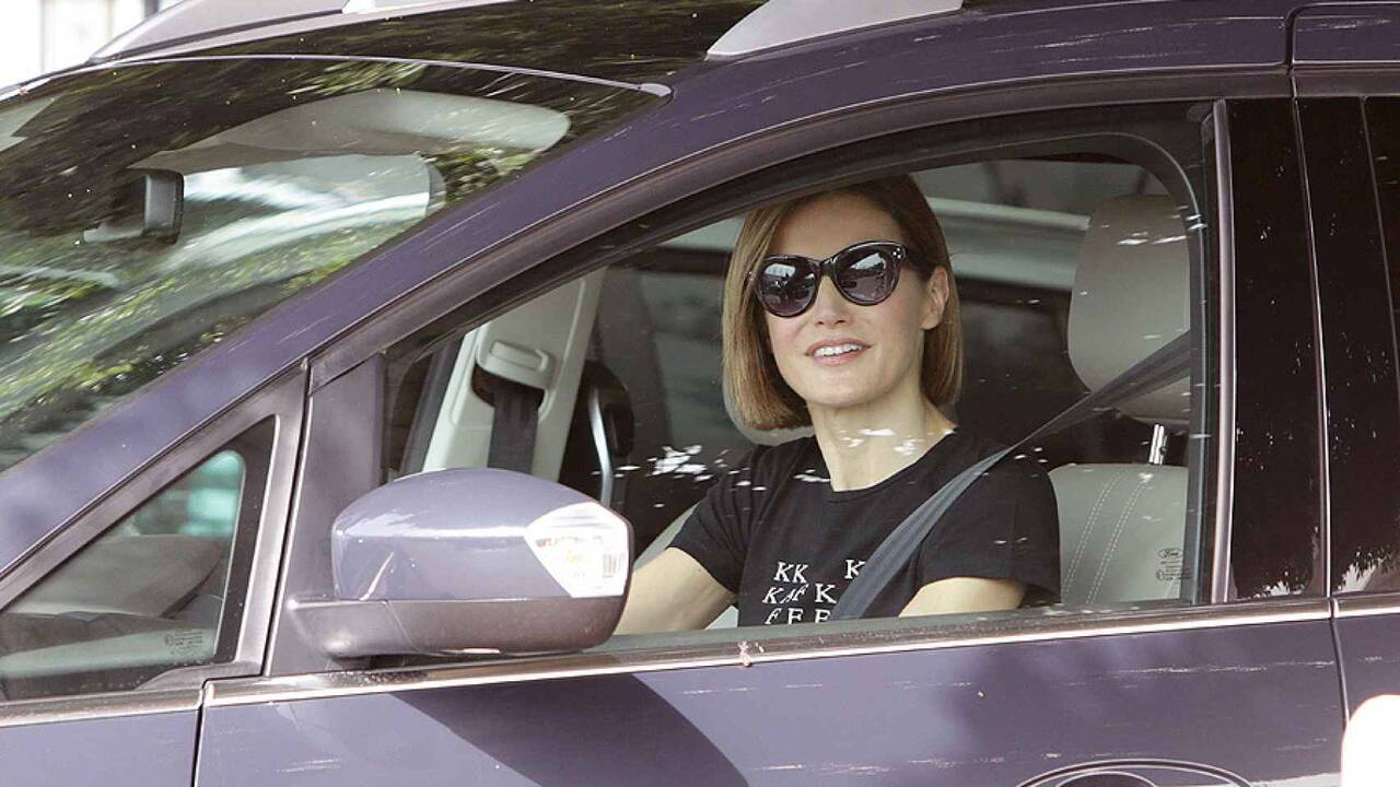 La Reina Letizia, conduciendo su coche en una imagen de archivo.