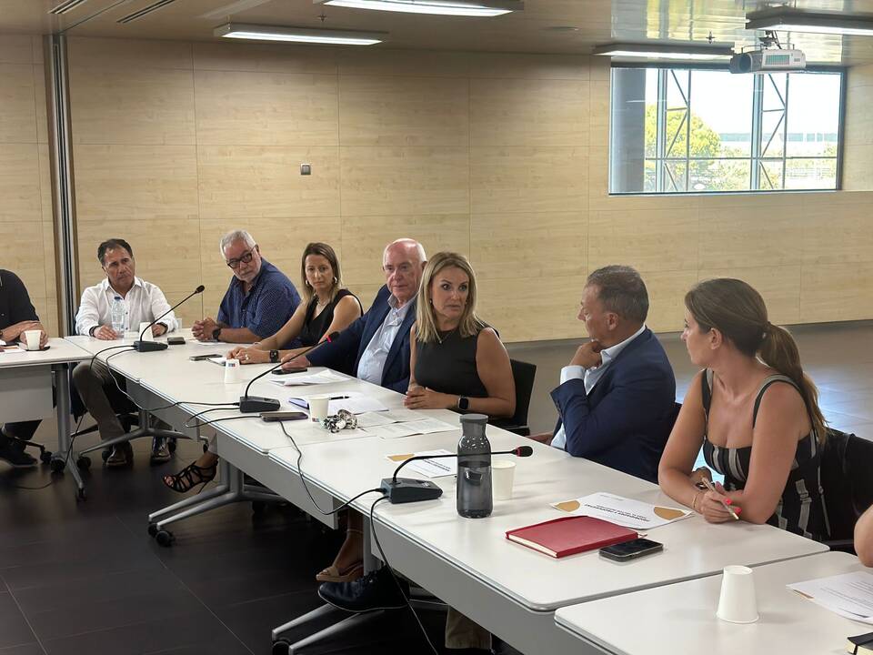 La consellera durante la reunión con representantes empresariales de Alicante