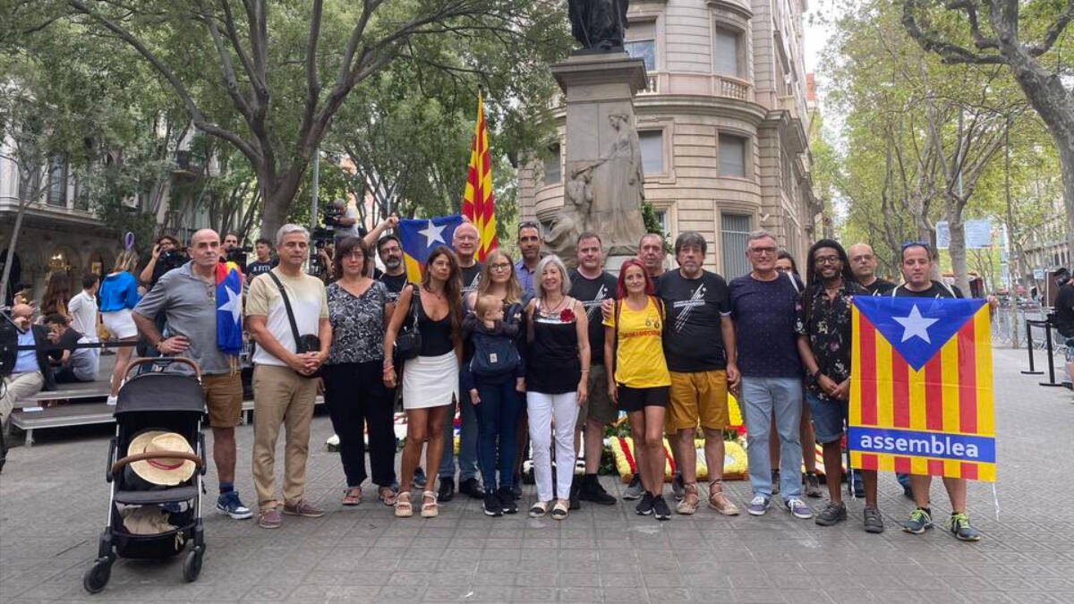 El alcalde de Cabanes, David Casanova, en el centro, en la Diada de Cataluña