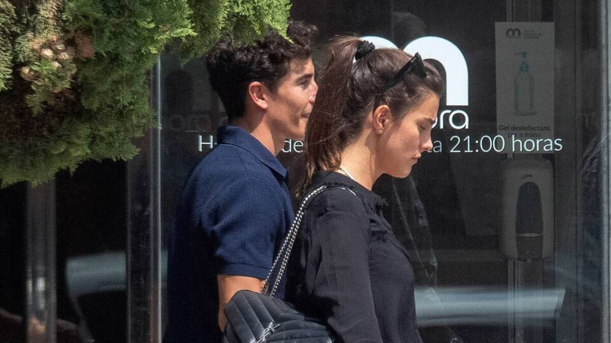Gemma Pinto, acompañada por su novio, Marc Márquez a las puertas del tanatorio.
