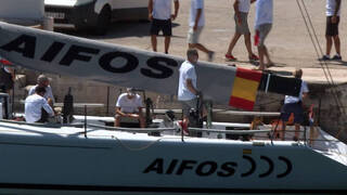 Felipe VI entrena en el Aifos, mientras su padre navega en Sanxenxo