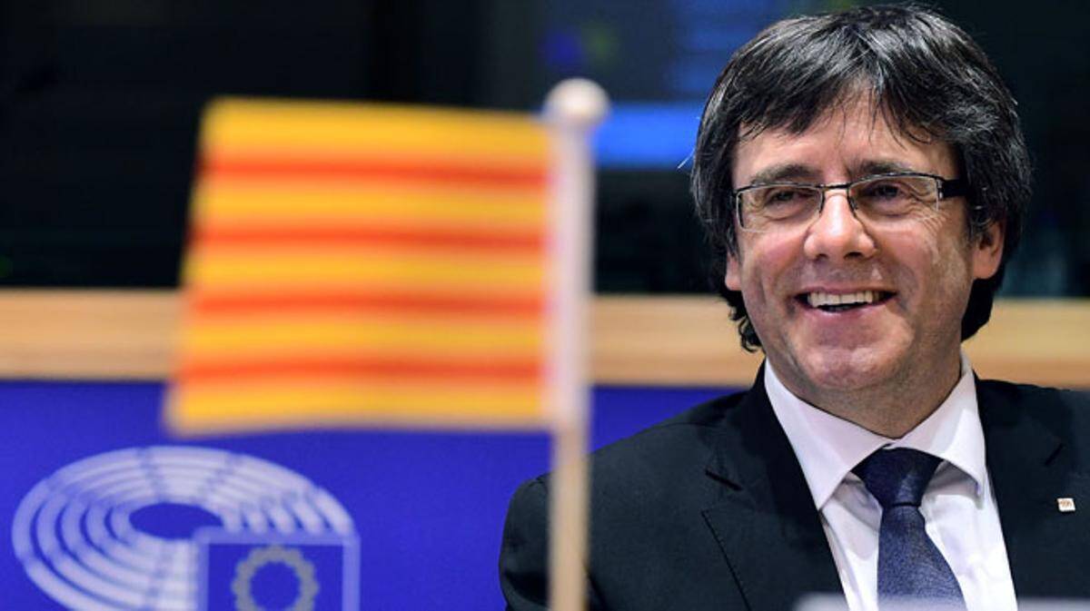 Puigdemont, sonriente, en un pleno del Parlamento Europeo.