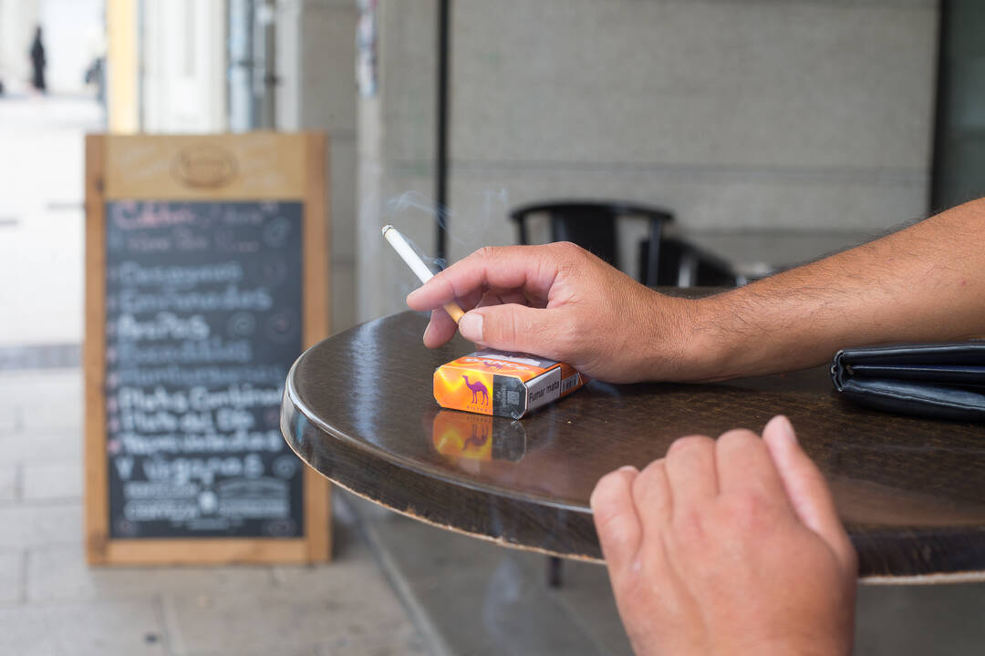 Imagen archivo de una persona fumando en una terraza - EUROPA PRESS